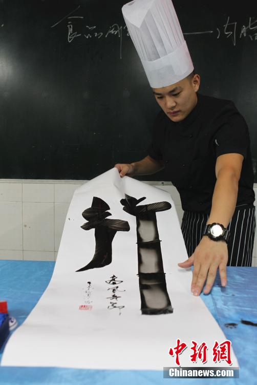 شاب صيني يتمتع بمهارات فريدة في الكتابة بسكين المطبخ