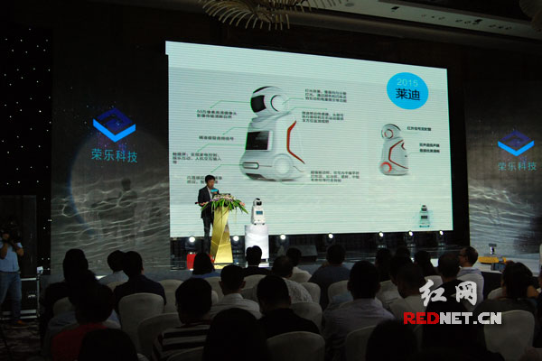 الصين تصدر أول روبوت في الخدمة الذكية 