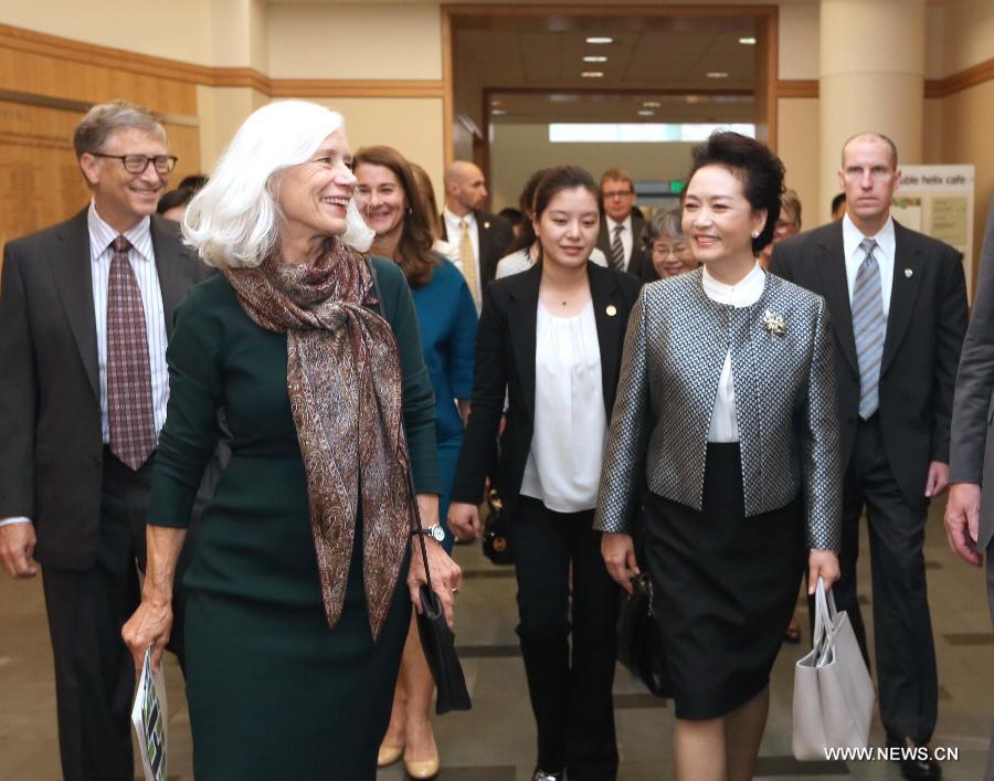 سيدة الصين الأولى تقوم بجولة في مركز أمريكي لبحوث السرطان وتدعو إلى مزيد من التعاون في مجال الرعاية الصحية