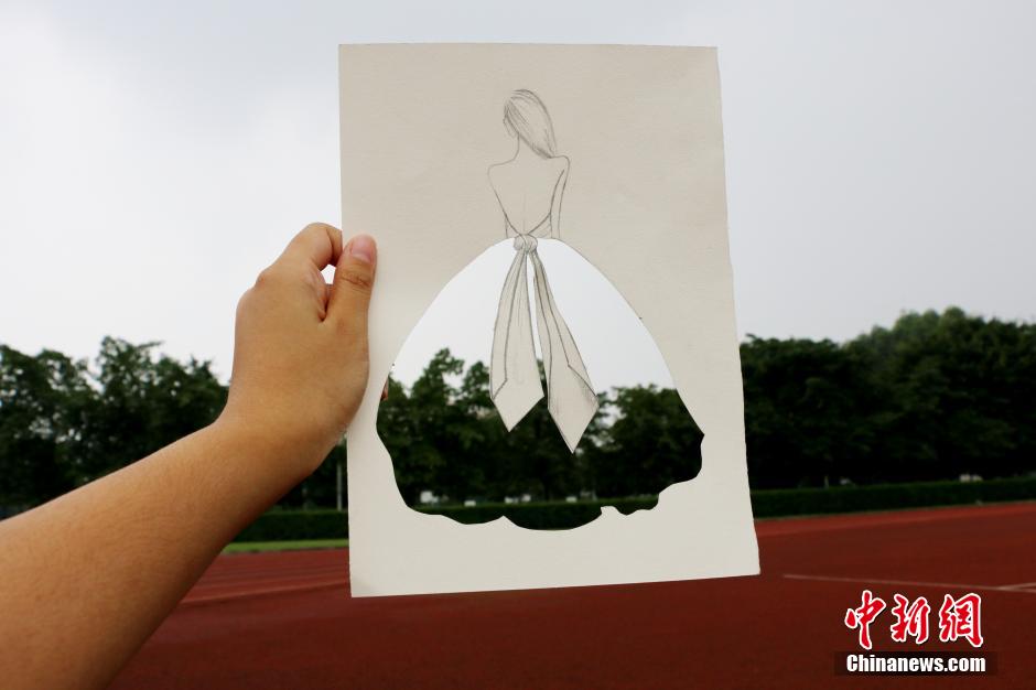 طالبات من جامعة سيتشوان يصممن أزياء تحمل المناظر الطبيعية للجامعة