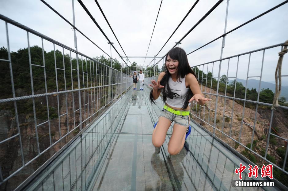 زيارة أول جسر زجاجي شفاف معلق في الصين