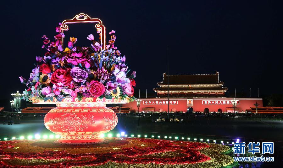 إضاءة روضة الزهور الرئيسية في ميدان تيانآنمن في الليل