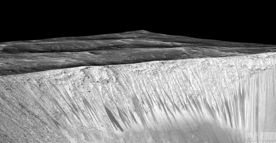 ناسا تعلن رسميا عن وجود مياه "متدفقة" على المريخ