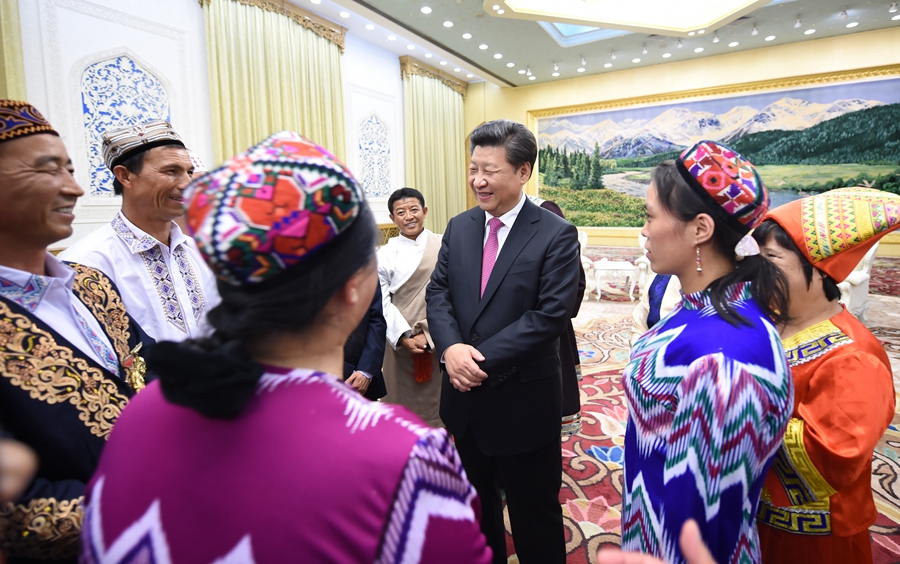 الرئيس الصيني يحتفل باليوم الوطني مع ممثلين عن أقليات عرقية