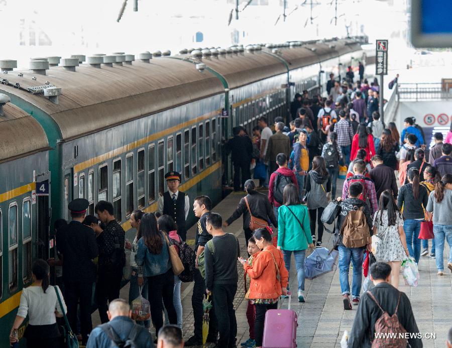 ارتفاع حجم السفر عبر القطارات في عطلة العيد الوطني الصيني