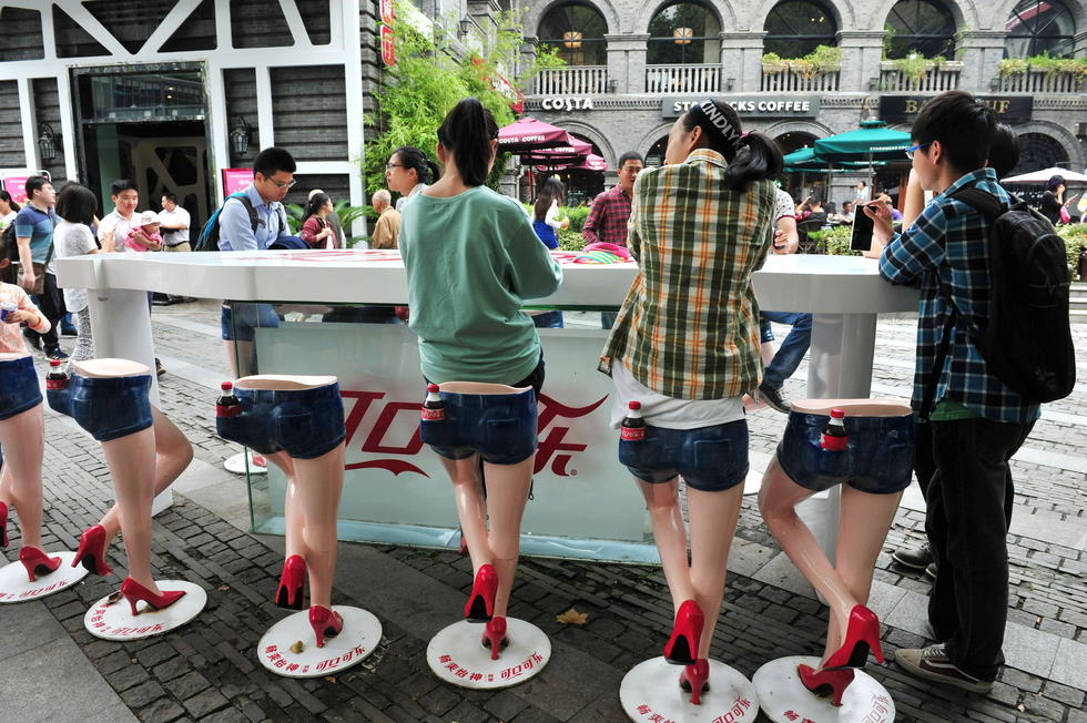 مقاعد "فتاة الإثارة" تثير فضول السائحين في نانجينغ