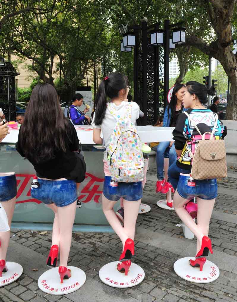 مقاعد "فتاة الإثارة" تثير فضول السائحين في نانجينغ