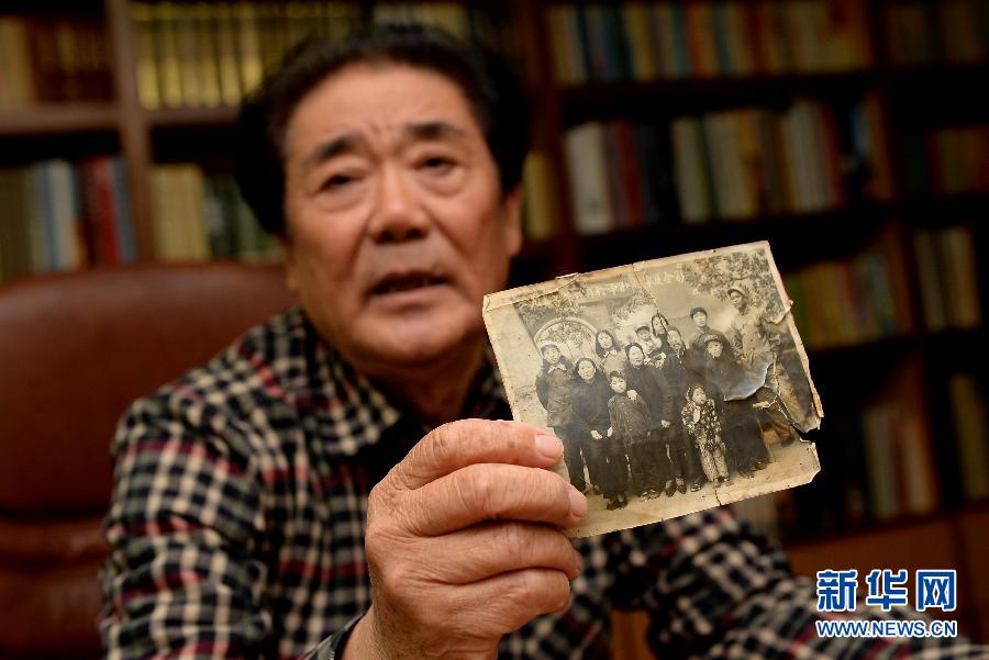 مسن صيني يلتقط صورا عائلية مجانية لسكان الريف