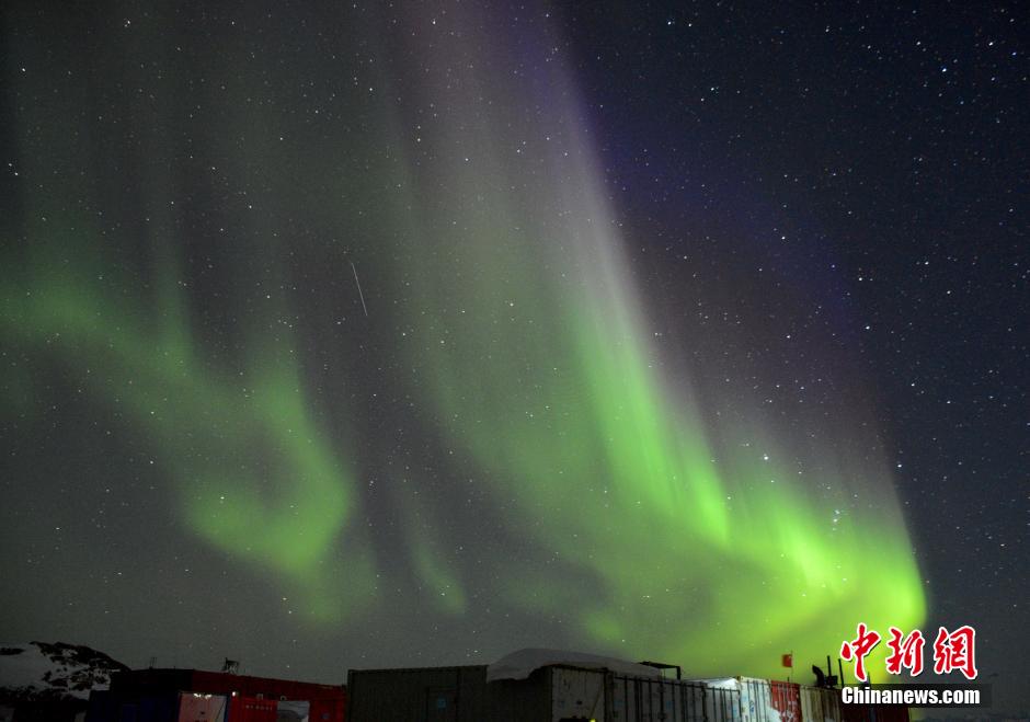 ظهور مناظر الشفق القطبي الساحرة في محطة تشونغشان بالقطب الجنوبي 