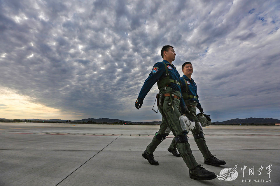 مجموعة صور: تزويد المقاتلة الصينية  جيان-10 بالوقود في الجو
