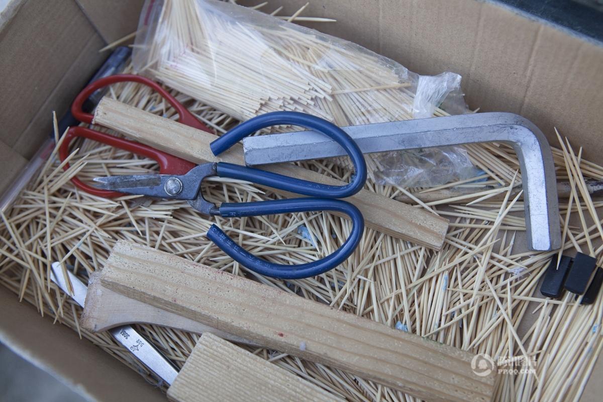 رجل أمن صيني يصنع لوحة عملاقة ب500 ألف خلة الأسنان