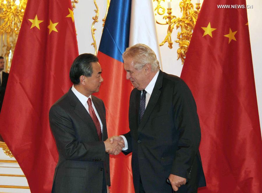 قادة التشيك يلتقون وزير الخارجية الصيني ويشيدون بالعلاقات والتعاون