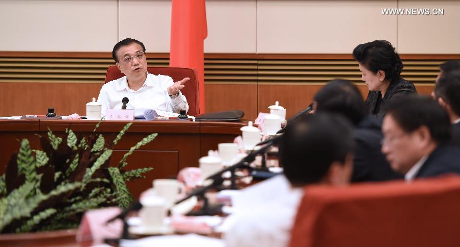 رئيس مجلس الدولة الصيني يحث على تعميق الإصلاحات وبناء محركات نمو جديدة