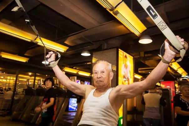 عجوز صيني عمره 93 عاما يذهل الناس بعضلاته المفتولة
