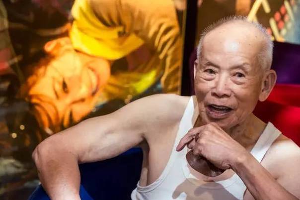 عجوز صيني عمره 93 عاما يذهل الناس بعضلاته المفتولة