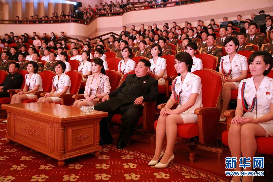رئيس كوريا الديمقراطية يشاهد عرض الفرقة الموسيقية النسائية المحلية