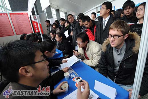 بكين تخطط توظيف الأجانب في المؤسسات الحكومية المحلية