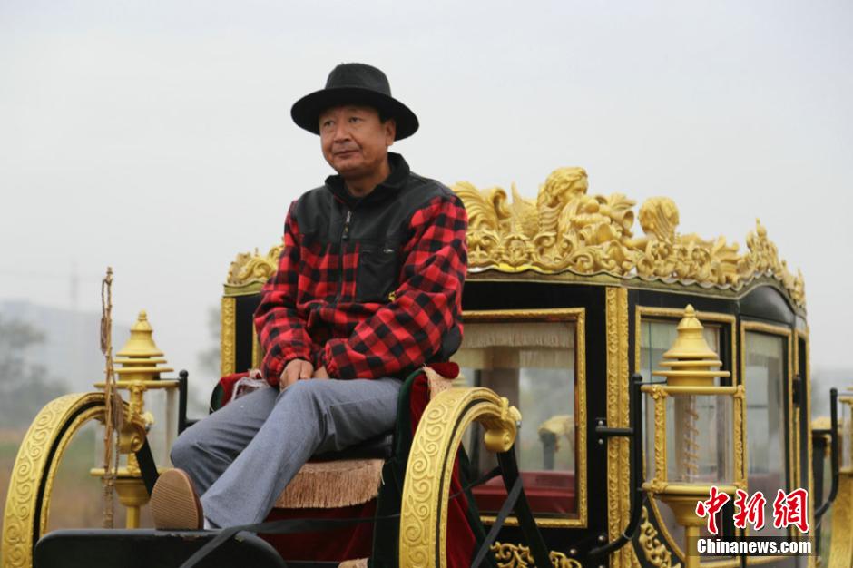 رجل صيني يصنع "عربة مذهبة على النمط البريطاني الملكي"