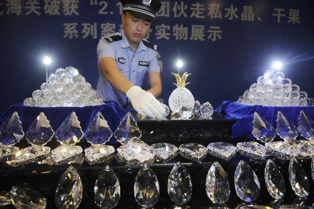 الصين تصادر 178 مليون حبة كريستال مهربة بعلامة تجارية مصرية "عصفور"