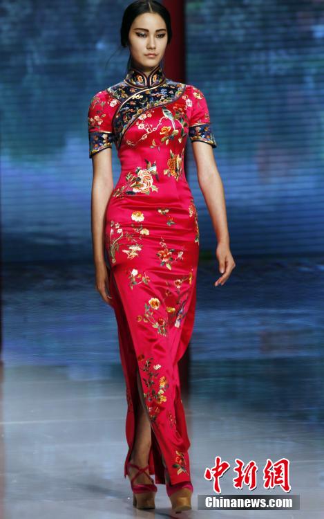 حسناوات يعرضن جمال وأناقة الملابس التقليدية الصينية