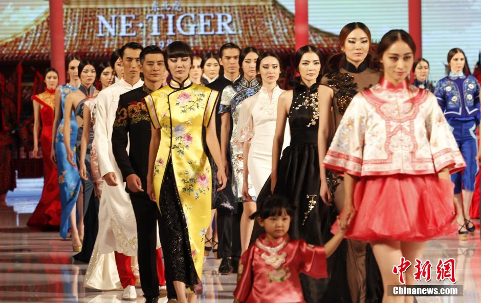 حسناوات يعرضن جمال وأناقة الملابس التقليدية الصينية