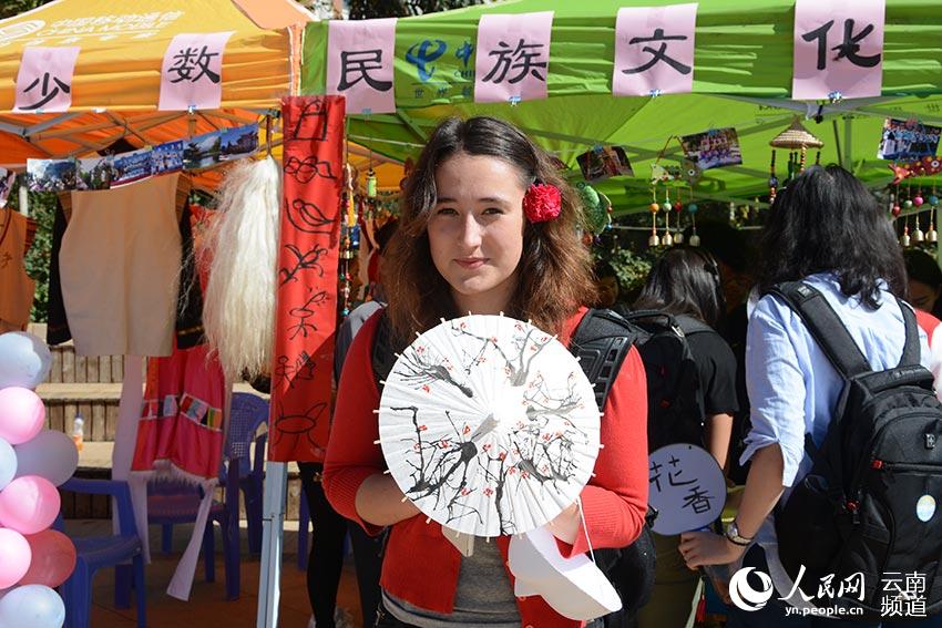الطلاب الأجانب يجربون الثقافة الصينية خلال مسابقة "جسر اللغة الصينية"