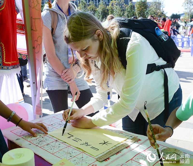 الطلاب الأجانب يجربون الثقافة الصينية خلال مسابقة "جسر اللغة الصينية"