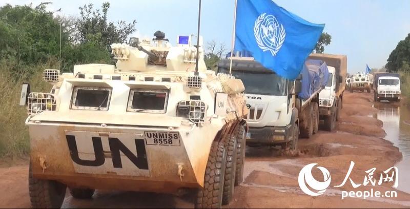 قوات الحفظ السلام الصينية تنقل أغذية الإغاثة في جنوب السودان