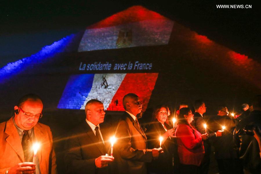 مصر تتضامن مع ضحايا داعش بالشموع وإضاءة الأهرامات
