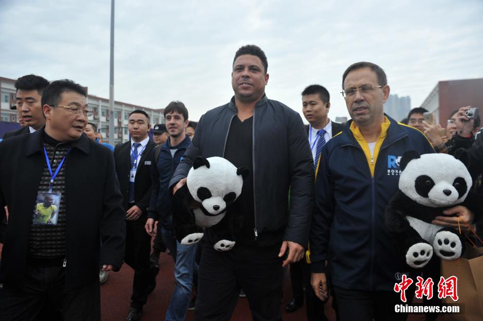 رونالدو ينوي فتح 30 مدرسة لتعليم كرة القدم فى الصين