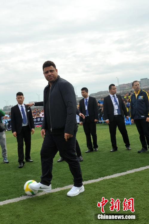رونالدو ينوي فتح 30 مدرسة لتعليم كرة القدم فى الصين