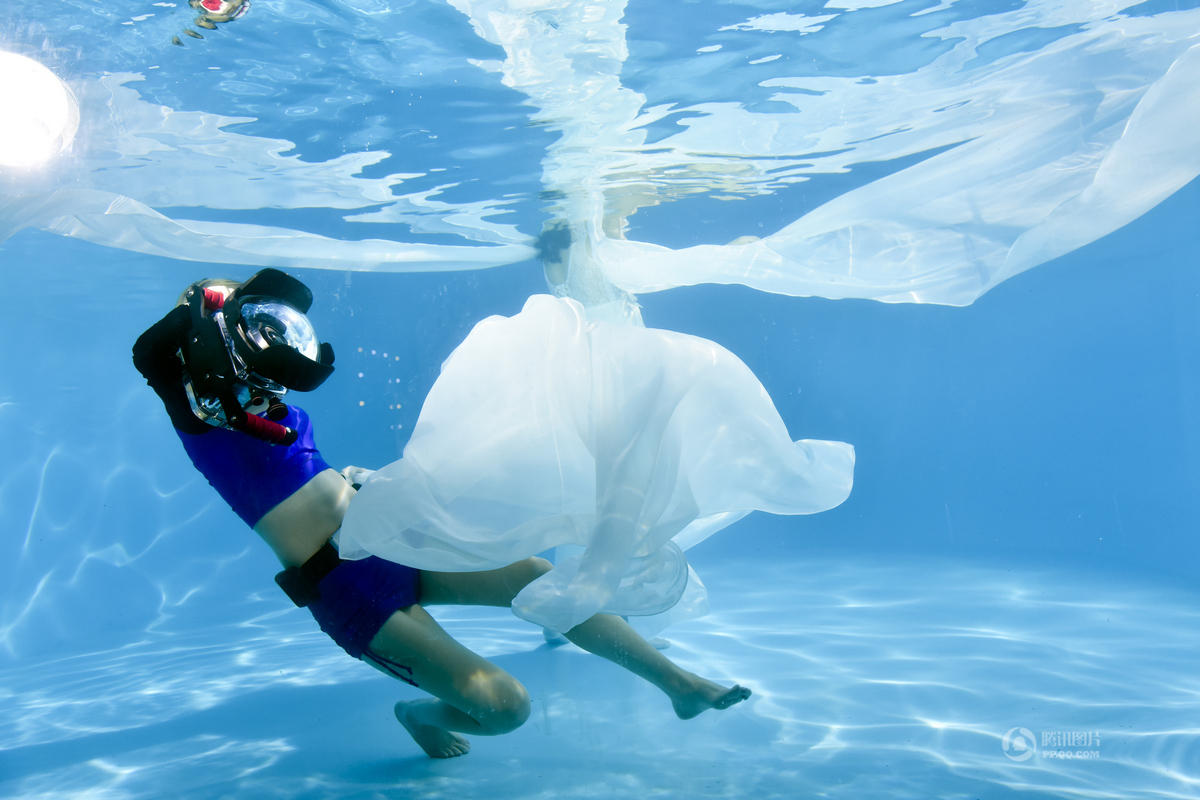 قصة بالصور:أجمل مصورة تحت المياه فى الصين