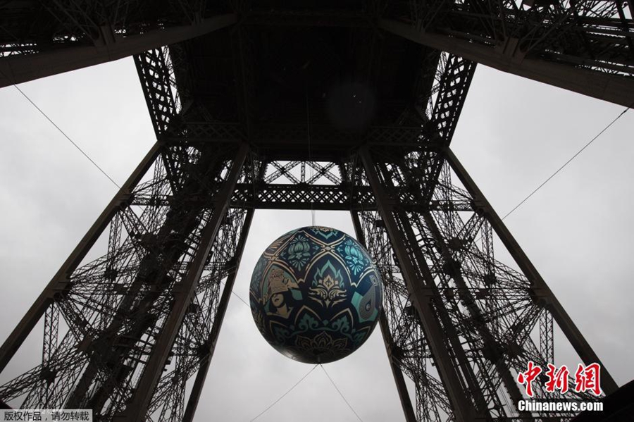 مجسم "أزمة الأرض" يستقبل قمة باريس للمناخ