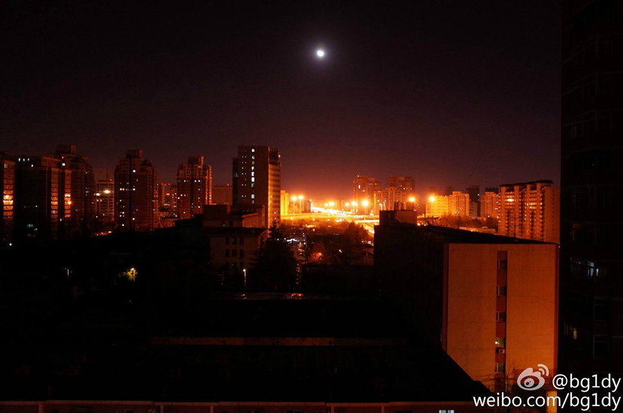 سكان بكين يحتفلون بسماء صافية بعد تبدد الضباب الدخاني