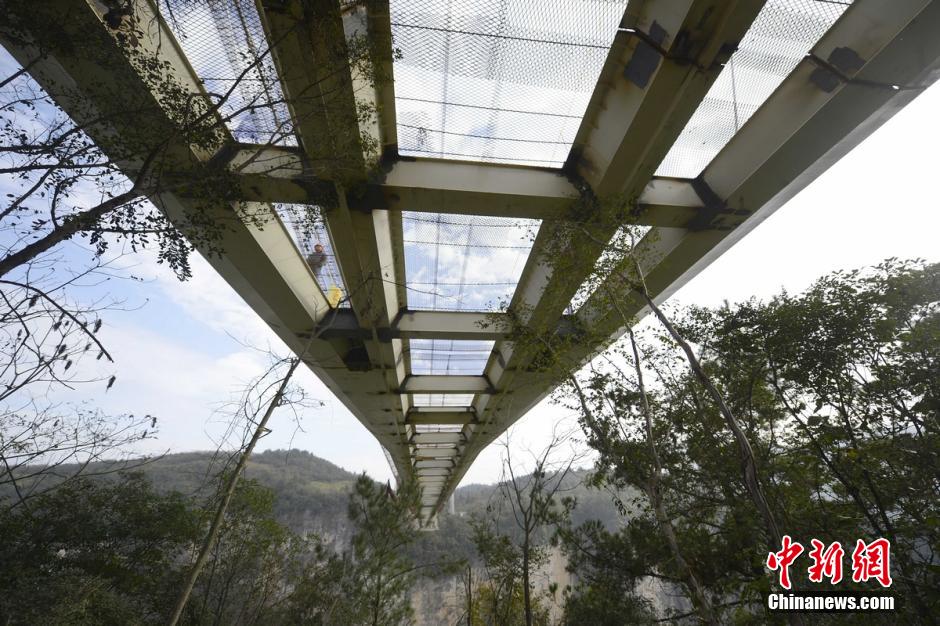 أطول وأعلى جسر زجاجي في العالم بتشانغجياجيه الصينية