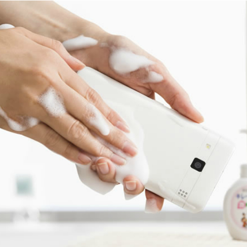 اليابان تطلق أول هاتف محمول قابل للغسل بالمياه في العالم