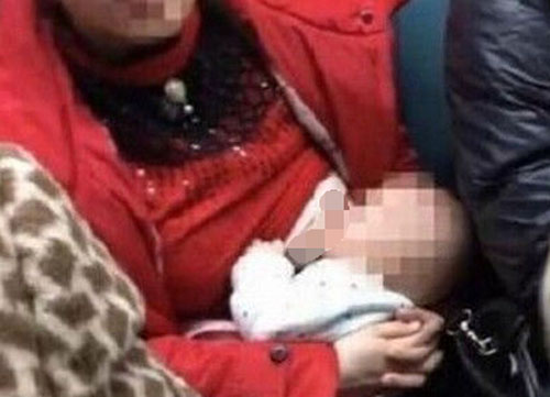 جدل على الإنترنت حول أم شابة أرضعت إبنها في مترو بكين