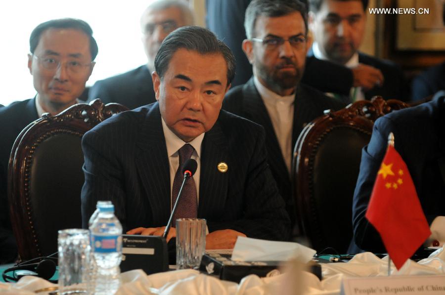 وزير الخارجية الصيني يدعو لتقوية التعاون الدولي إزاء السلام والاعمار في أفغانستان
