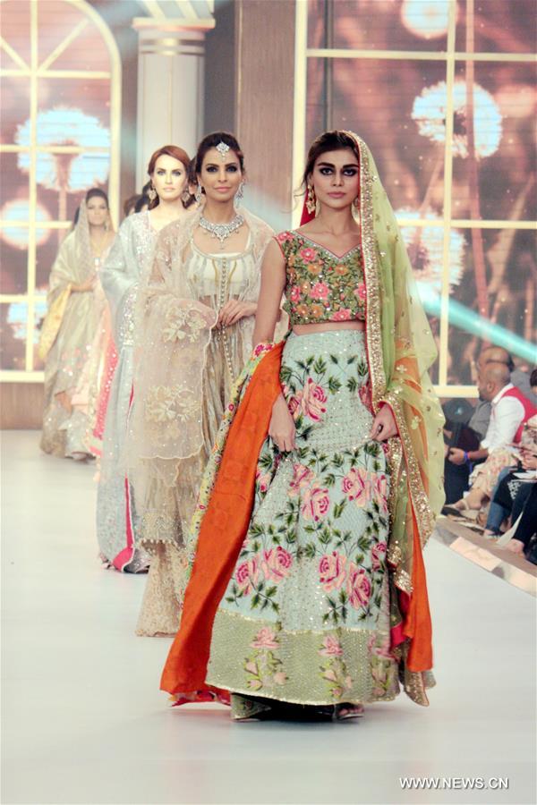 افتتاح أسبوع فساتين الزفاف في باكستان