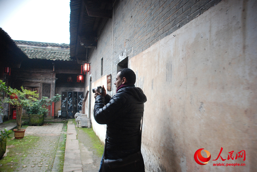 مراسلون أجانب يزورون أجمل قرى الصين القديمة