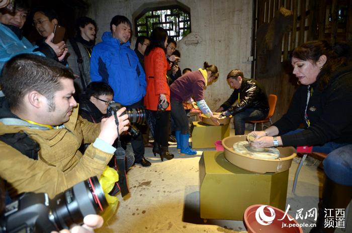 مراسلون أجانب يبدون إعجابهم بحرفة صنع الخزف بجيانغشي