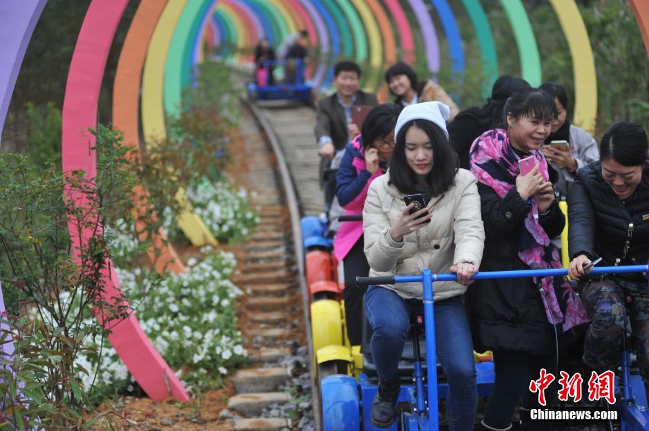 خط سكة حديد مهجور يتحول الى "نفق الحب" في مقاطعة قوانغشي