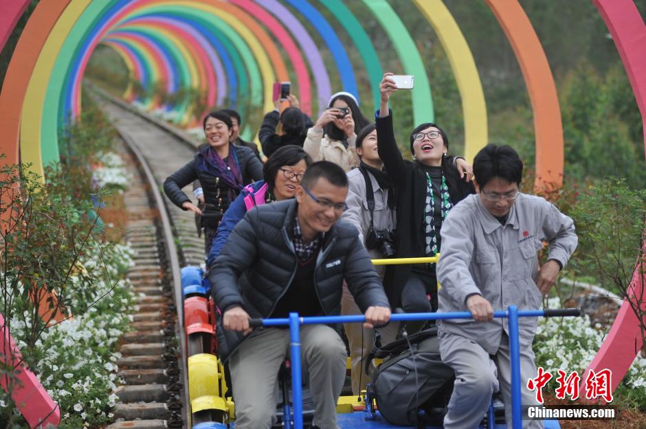 خط سكة حديد مهجور يتحول الى "نفق الحب" في مقاطعة قوانغشي