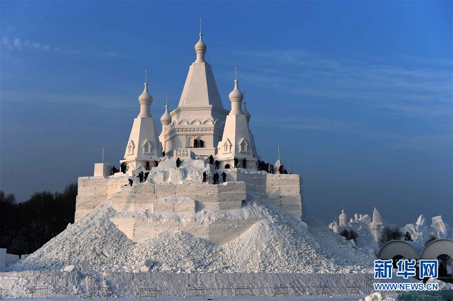 الصين تبني أعلى مبنى منقوش على الثلوج في العالم