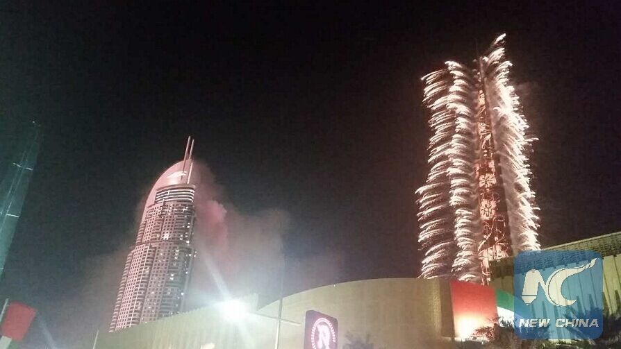 عروض الألعاب النارية تسطع في سماء دبي