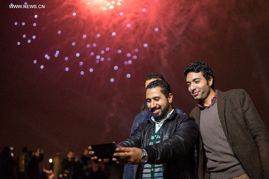  المصريون يحتفلون بالعام الجديد عند سفح الأهرامات في رسالة قوية للعالم بأن "2016 سيكون عام السياحة"