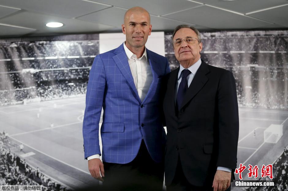 زيدان يحضر المؤتمر الصحفي الذى عقده  ريال مدريد مبتهجا ببدلة زرقاء.