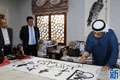 خطاطون صينيون وعرب يجتمعون في دبي لعرض مهارات الخط