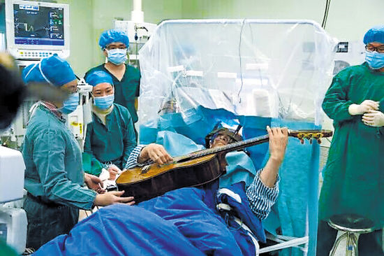 موسيقي صيني يخضع لعملية جراحية بينما يعزف على الجيتار