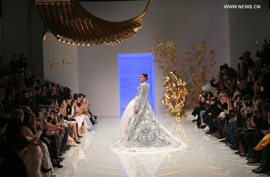 مصممة الأزياء الصينية قوه بي تدخل أسبوع باريس للموضة من بابه الواسع
